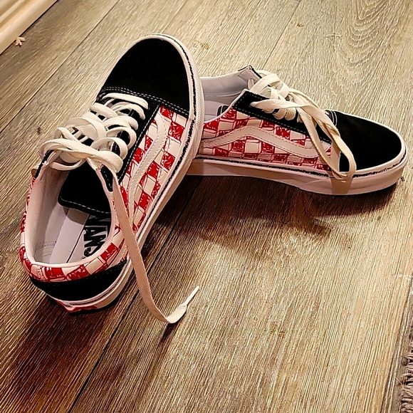Womans VANS size 5, never worn - Picture 1 of 6